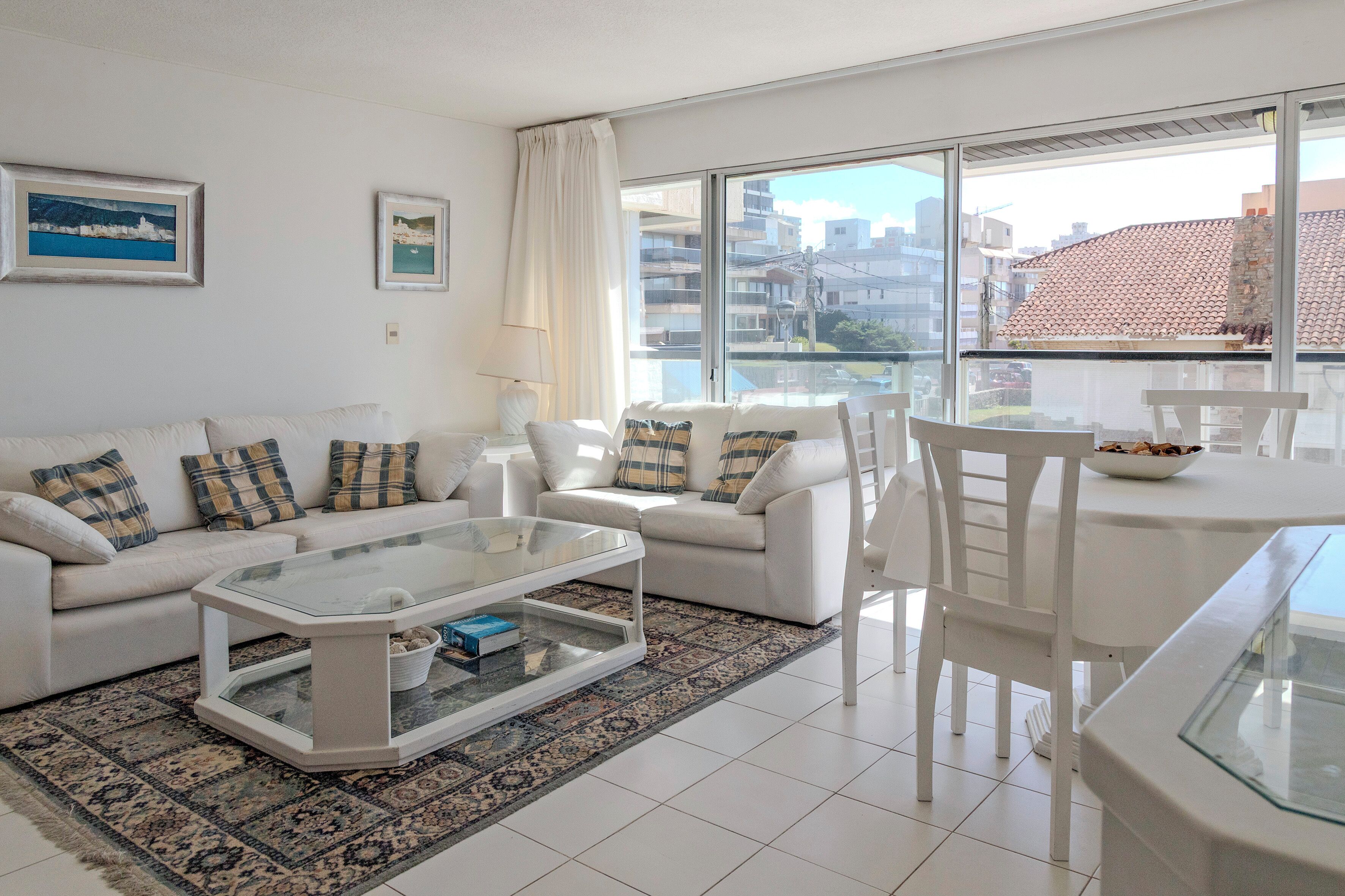 Apartment | Living area | 40-inch Smart TV with cable channels