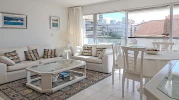 Apartment | Living area | 40-inch Smart TV with cable channels