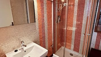 Towels, soap, shampoo, toilet paper