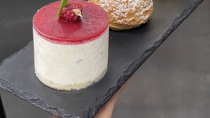 Three desserts on a slate serving board. - BLUE VELVET (Nosy Be)