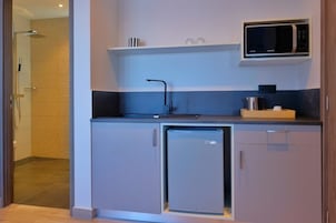 Frigobar, microondas, cafetera/tetera, tetera/pava eléctrica