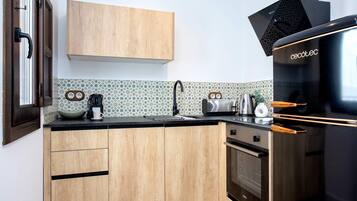 Frigorífico, horno, lavavajillas y cafetera o tetera