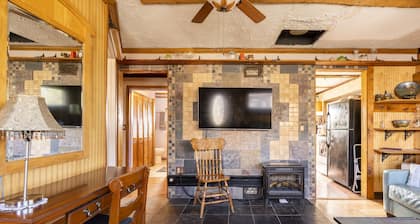 Charming 2-bedroom Cottage,rural Southern Ohio. Porch & yard. Pet & kid friendly