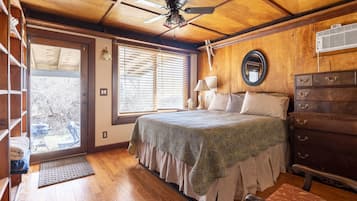 2 bedrooms, in-room safe, desk, iron/ironing board