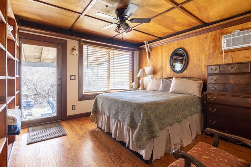 Charming 2-bedroom Cottage,rural Southern Ohio. Porch & yard. Pet & kid friendly