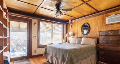 Charming 2-bedroom Cottage,rural Southern Ohio. Porch & yard. Pet & kid friendly