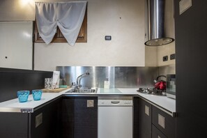 Frigorifero, microonde, forno, piano cottura