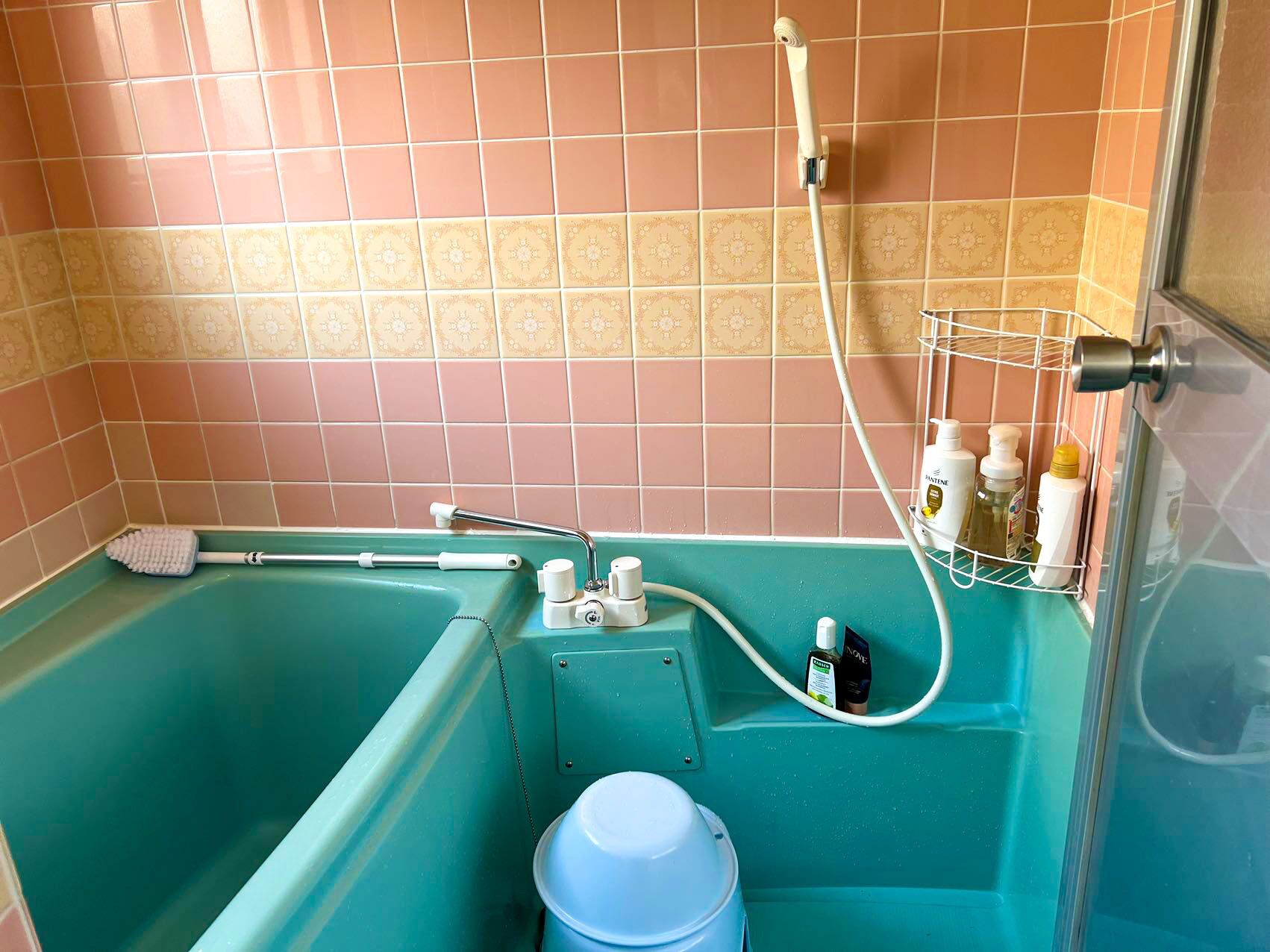 Dusj, hårføner, håndklær og såpe