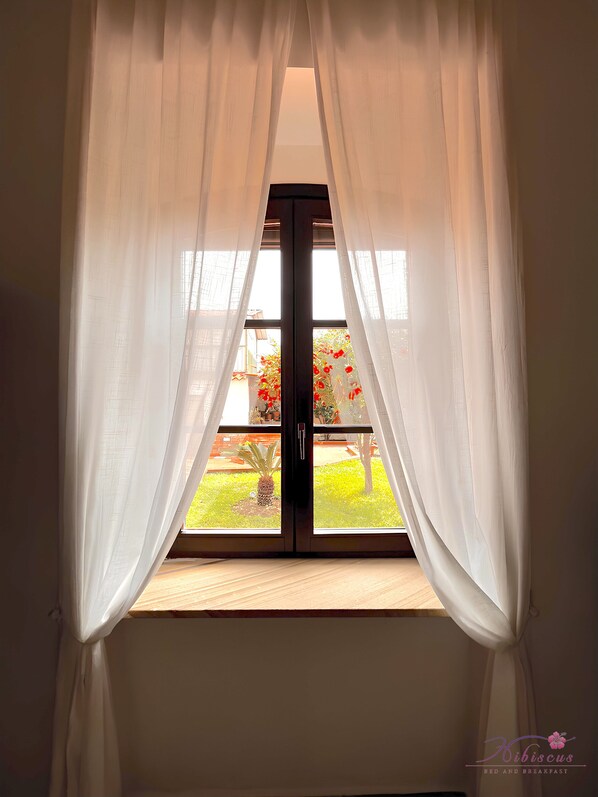 Rom – junior, hageutsikt | 1 soverom, safe på rommet, wi-fi (inkludert) og sengetøy