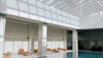 Piscina coperta, una piscina riscaldata