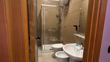 Quadruple Room | Bilik Mandi | Pancuran mandi, hulu semburan mandi hujan, pengering rambut, bidet