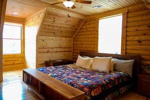 3 soverom, skrivebord, strykejern/-brett og reiseseng for barn