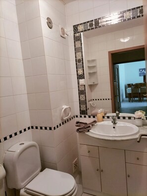 Secadora de cabello, bidet, toallas, jabón 