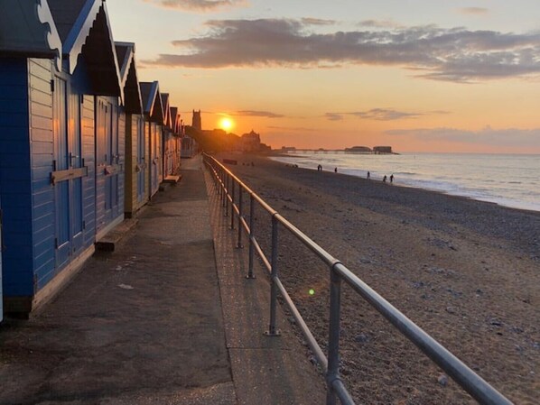 Beach nearby - Luxury Shepherds Lodge, Hot Tub, Indoor Pool (Cromer)