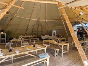 屋外ダイニングエリア