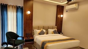 Deluxe Double Room | WiFi (free), bed sheets - Emerald Suites (Greater Noida)