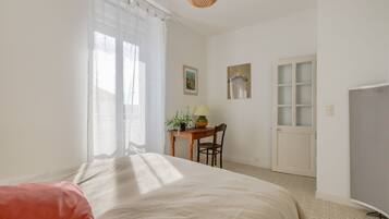 2 slaapkamers, een strijkplank/strijkijzer, gratis wifi, beddengoed