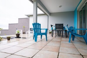 Outdoor dining - Ch'ti Kaz Bleue - Maison avec vue mer (Petite Île)