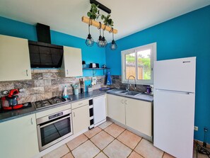 Fridge, microwave, oven, dishwasher - Ch'ti Kaz Bleue - Maison avec vue mer (Petite Île)