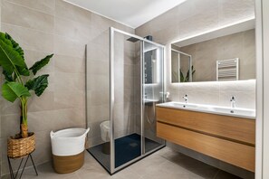 Amenidades de baño gratuitas, secadora de cabello, toallas 