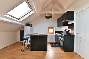 Kühlschrank, Mikrowelle, Ofen, Wasserkocher mit Kaffee-/Teezubehör