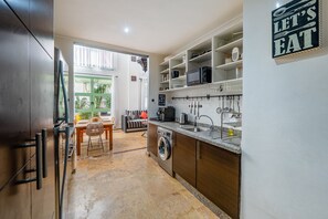 Frigorifero, microonde, forno, piano cottura