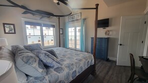 4 bedrooms, desk, WiFi