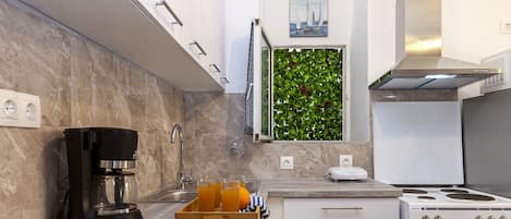 Oven, coffee/tea maker, electric kettle, toaster