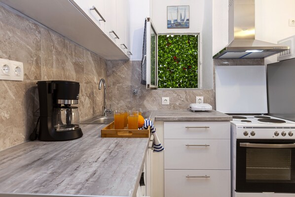 Oven, coffee/tea maker, electric kettle, toaster - Navy Blue Apartment (Corfu)