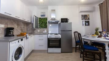 Oven, coffee/tea maker, electric kettle, toaster