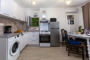 Oven, coffee/tea maker, electric kettle, toaster - Navy Blue Apartment (Corfu)