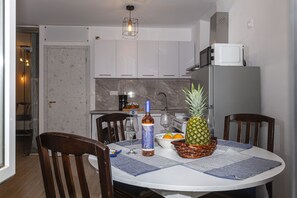 Oven, coffee/tea maker, electric kettle, toaster