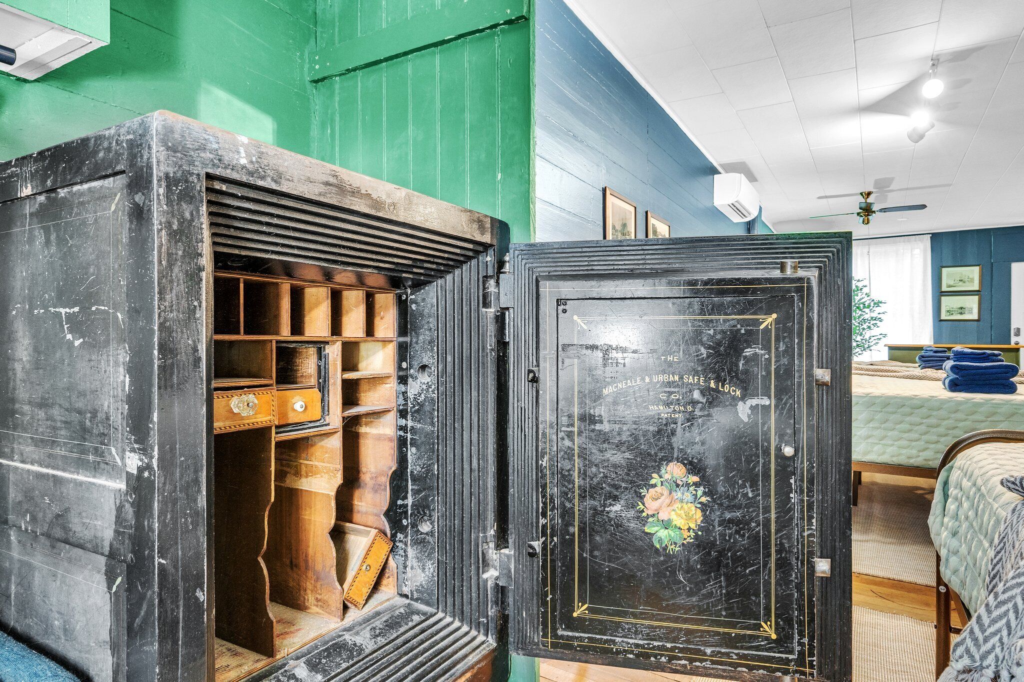 5 Schlafzimmer, Zimmersafe, Schreibtisch, Bügeleisen/Bügelbrett