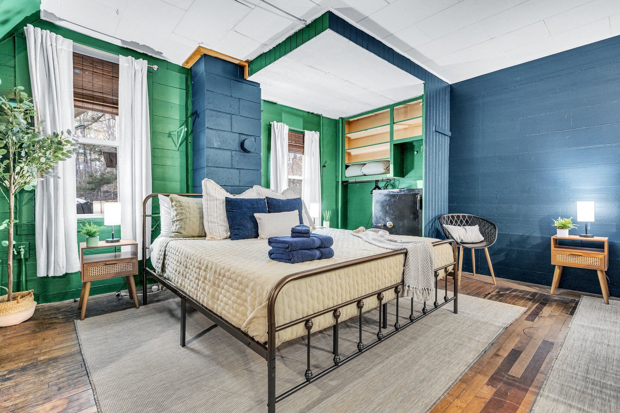 5 Schlafzimmer, Zimmersafe, Schreibtisch, Bügeleisen/Bügelbrett