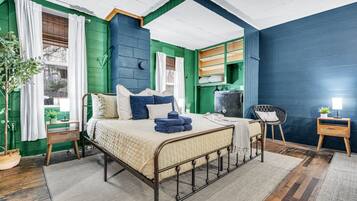 5 Schlafzimmer, Zimmersafe, Schreibtisch, Bügeleisen/Bügelbrett