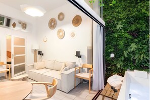 Living area - Secret Jungle Suite Romantique Cachée Bordeaux, Balnéo Jacuzzi & Home Cinéma (Bordeaux)