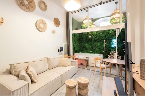 Interior - Secret Jungle Suite Romantique Cachée Bordeaux, Balnéo Jacuzzi & Home Cinéma (Bordeaux)