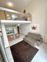 Apartamento tradicional | Zona de estar | Una televisión