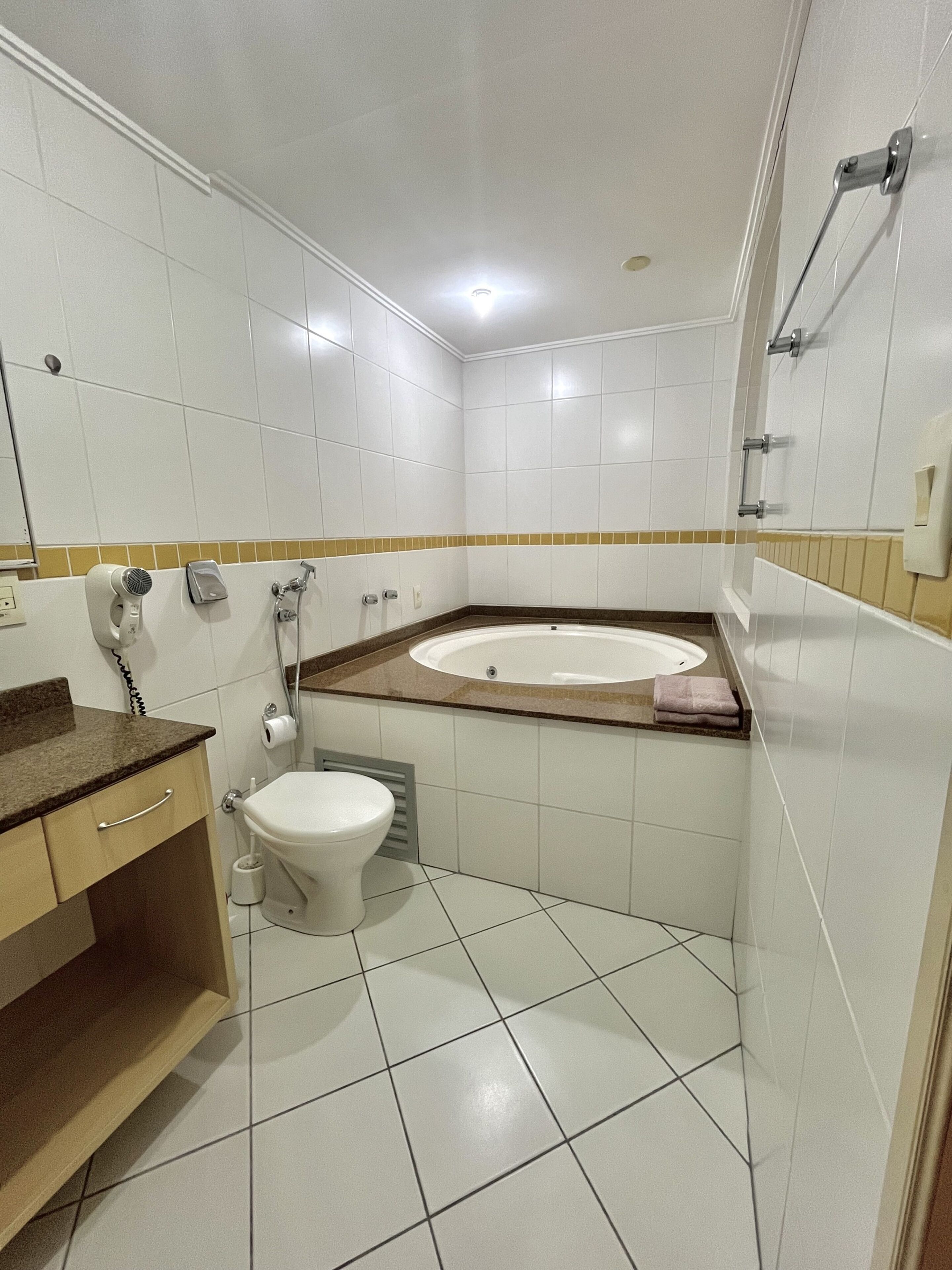 Un baño con inodoro, lavamanos y bañera.