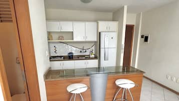 Apartamento tradicional | Cocina básica privada | Frigorífico, microondas, licuadora y utensilios de cocina