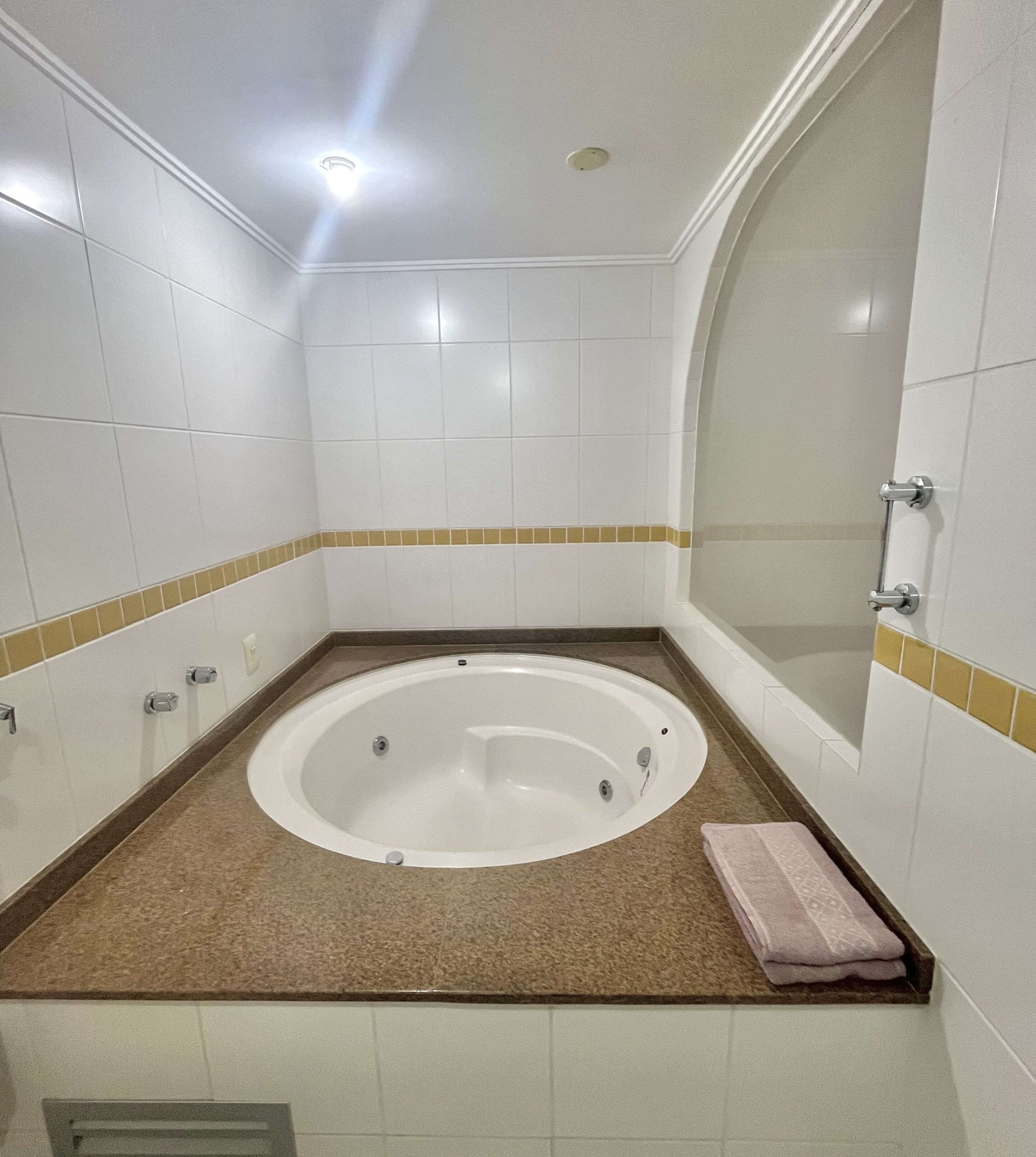 Un baño con bañera, ducha e inodoro.