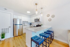 冷蔵庫、電子レンジ、オーブン、コンロ