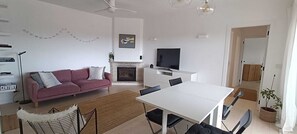 Smart TV y chimenea