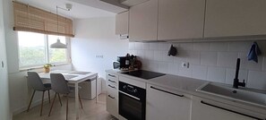 Four à micro-ondes, un four, surface de cuisson, lave-vaisselle