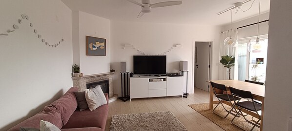 Smart TV y chimenea