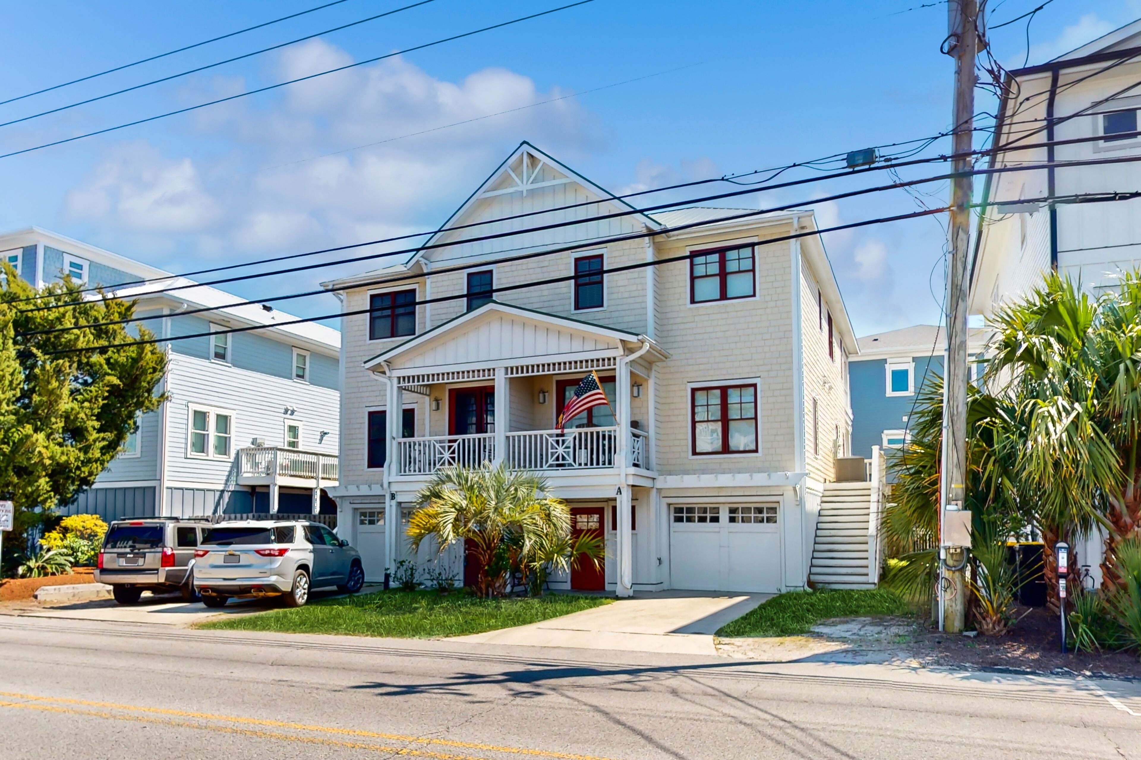 Beautiful beach house with an elevator, washer/dryer, & AC - walk to the beach