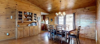 Secluded mountain-view cabin near hiking with deck & firepit - dog-friendly