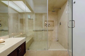 Ducha, secador de pelo, toallas, shampoo