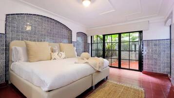 6 bedrooms, iron/ironing board, travel cot, WiFi