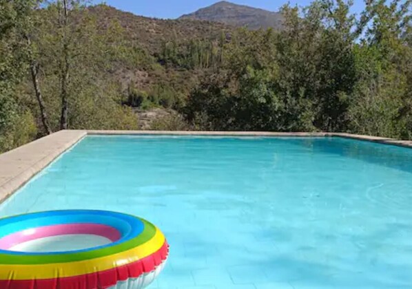 Utendørsbasseng og et oppvarmet basseng